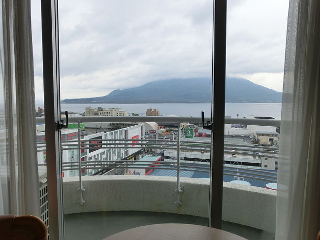 鹿児島サンロイヤルホテルの部屋からは桜島の眺望が楽しめます。<br />ただあいにくの天気で、桜島は雲がかかっていました。