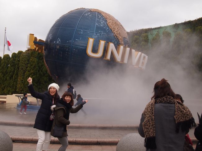 ２０１５年　行ってきました「USJ」♪～<br />京都で用事を済ませ　大阪まで戻り<br />大阪環状線に乗りかえ　<br />女性専用車 キティちゃんの電車にワクワク(^。^)y-.。o○<br /><br />すぐに着きましたサイゼリヤ前まで来ましたよ～<br />これからホテルまで行って　荷物を預けます(*^_^*)　<br /><br />歩いて4～5分でホテルに到着しました。<br />入り口です<br />ここからすでに　ユニバーサルバージョンが沢山あるのに感激で～す。<br />ホテルのカウンターがチョコレートです(笑)<br />マリリンモンロー　恐竜　黄色いタクシー　どれも見たことのあるものばかりで大興奮！！！<br />