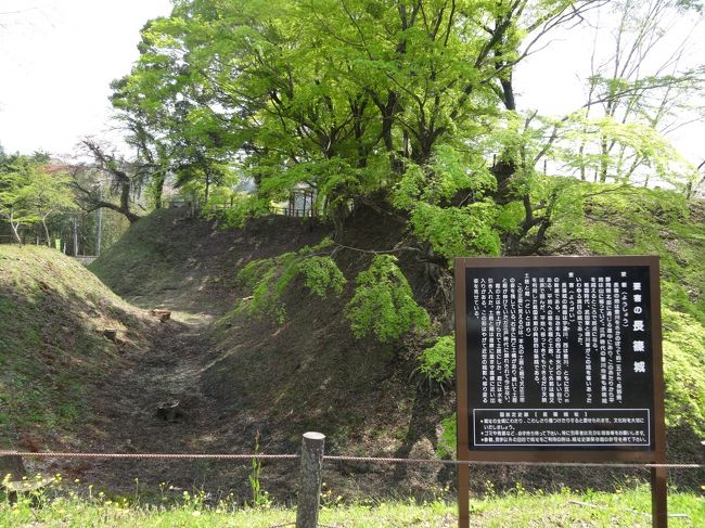 「長篠城」は「愛知県新城市長篠」にあった「長篠の戦い（１５７５年）」に先立つ「長篠城をめぐる激しい攻防戦」があった「平城 」です。<br /><br />「１５０８年」に「菅沼元成（今川家派）」によって築城されました。<br /><br />「寒狭川（現・豊川）」と「大野川（現・宇連川）」が合流する場所に「突き出した断崖絶壁の上」にあり「二つの川」と「断崖絶壁」に守られた「天然の要塞」でした。<br /><br />「日本１００名城」に選ばれています。