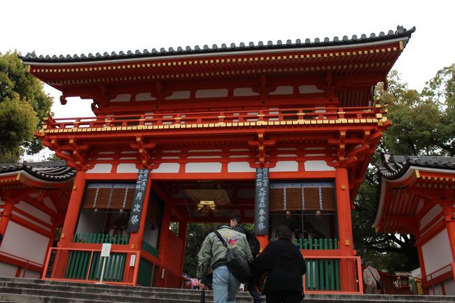 清水寺を後に、坂を下りてきてバス停に向かうとき<br /><br />横断歩道で、地元の奥様方に「八坂神社へは歩いてどれくらい係りますか？」<br />と、お訪ねしたところ『この通り真っ直ぐよ！バス停２つ目・・・歩いても２０分位よ』とお聞きしたので私も歩いて見ました。<br /><br />雨も降らなくて良かったでした。<br /><br />円山公園内も散策して。。。。<br /><br />あら！　素敵な建物を見かけ。。。。<br /><br /><br /><br /><br /><br /><br />