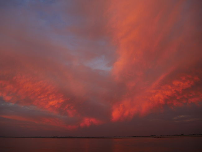 アイヤー、バガンの朝は寒いですね。<br /><br />お天道様が雲を照らしてくれた。<br /><br />赤く染まってます。<br /><br />素晴らしいです。<br /><br />バガンからマンダレーへのクルーズ。<br />乗船したみんな、夜明けの空の美しさを楽しんだ。<br /><br />みんな自分の国に帰ったら、母国の朝焼けを見て見ようと思ったに違いない。<br /><br /><br />