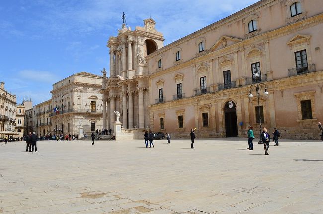 　ローマからシチリアを経てマルタへ向かう今回鉄道の旅。初めはイタリアの終点を空港のあるカターニアにするつもりでしたが、その南にシラクーザという美しい都市があることを知り、ここまで進むことにしました。<br />　夕方シラクーザに到着し翌日夕刻のマルタ行きの飛行機に乗らなければなりません。時間は限られていますが、駅から徒歩で回れる範囲に見所は集まっています。ナポリ，パレルモ，パラッツォ・アドリアーノと性格の異なる街を愉しんできた今回の旅、イタリアの端にどのような街があるのか楽しみにこの街に立ち寄ることにしました。