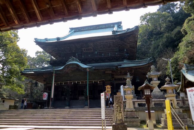 こんぴらさんの愛称で知られる香川の名刹、金刀比羅宮の紹介の続きです。先達に案内されながら、785段と言われる石段を登りました。(ウィキペディア)