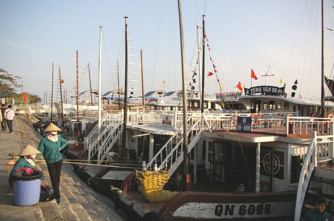 仕事関係の視察旅行でしたが、その合間に見たかった景色「世界遺産のハロン湾」を訪れる事が出来ました。その他ハノイ市内も少し。<br /><br />航空会社　ベトナム航空