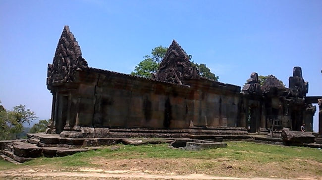 カンボジア･タイの国境沿いの世界遺産はプレアヴィヘア寺院は11世紀頃に建造された｡ヒンドゥー教のシヴァ神を捧げた。クメール帝国の時代は国が広かったですが、1904年にタイ･カンボジアの国境沿いになったので､国の管理権の為に何回目も争うちゃったそうです。1962年にカンボジアの遺跡の物が決まったそうです。内戦の時代は地雷原になったけど､1999年に地雷を撤去された｡観光地になった､その時にタイからの入口に入りました。2008年に世界遺産を登録された。タイ･カンボジアの軍隊で紛争された｡両国は勝って無いかった､2014年からはプレアヴィヘア世界遺産は平和な観光地になっており､クリスタルツアーで二人の親子はＶＩＰツアーを頼みました。7時にホテルを出ましたが､11時に到着後、ツーリストポリスの車で山道に登った､本当に天気が良かったです。嬉しかったです。又行きたいです。
