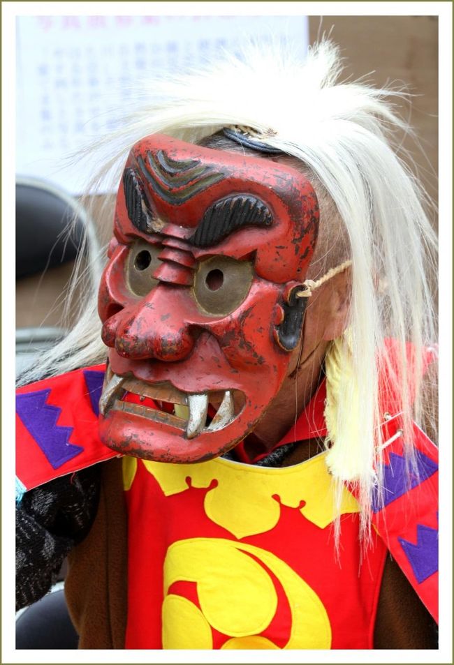 ■御調（みつき）八幡宮春季例祭（桜花祭）／広島県三原市八幡町宮内<br /><br />　桜の名所として有名な御調八幡宮で、もちまき、写真コンテスト、演芸奉納などが行われました。今年は４年ぶりに広島県指定無形民俗文化財の「御調八幡宮の花おどり」が披露されました。<br /><br />▼広島県の文化財 - 御調八幡宮の花おどり　〜広島県教育委員会ＨＰより〜<br />　三原市八幡町御調八幡宮の祭礼日に、５地区が交代で奉納する踊りである。道中払いの鬼を先頭にして武者行列を組み，道中を囃して神社にいたり、おどり子は円形となって、大太鼓、小太鼓、笛、手打鉦（てうちがね）の調子によっておどり、これに獅子舞がからむ。<br />　久井町「稲生神社ぎおん祭のおどり」と同種のもので、同じように歴史も古い。もとは「ぎおん祭のおどり」と同様に「雨乞おどり」であったのを、桜花の多いころの地域民一同のレクリエーションとし、同時に名称も「花おどり」と改めたものであろう。<br />　地域住民のほとんどが参加する大規模なおどりである。<br /><br />◆御調（みつき）八幡宮　HPより<br />　御調八幡宮は、広島県三原市八幡町にある神社です。<br />　備後国総鎮護御調八幡宮は、神護景雲３（769）年、臣下の身で帝位を望んだ道鏡の野心を、宇佐八幡宮の神託を得て退けた和気清麻呂公が直諌の罪により大隅国へ流されたとき、姉法均尼（和気広虫姫）は備後国に配流されこの地に流謫（るたく）の身を留め、斉戒沐浴、円鏡を御神体として、宇佐八幡大神を勧請して清麻呂の雪寃を祈願したことを創祀とするといわれています。<br />　宝亀８（877）年、参議藤原百川が社殿を造営し封戸を割いて社領に当てたといわれ、また、保元3（1158）、年の官宣旨により石清水八幡宮の別宮となり、八幡庄の鎮守神として、また備後総鎮護の神社として崇信され、往時は随分栄えた神社であります。<br />　天正年間には、豊臣秀吉が三原城に滞在中参拝し、境内に桜樹を手植えしたと伝えられ、国の重要文化財、木造狛犬及び古版木、阿弥陀経等多く保存されています。<br /><br />【手記】<br />　この日は棲真寺まつり（虚無僧行列10:00〜）と御調八幡宮春季例祭（桜花祭11:00〜）へ行って参りました。<br />　虚無僧行列を見るのははじめてのことで珍しさに加えて少し新鮮さもありました。御調八幡宮の桜花祭では４年ぶりに「御調八幡宮の花おどり」が披露されました。