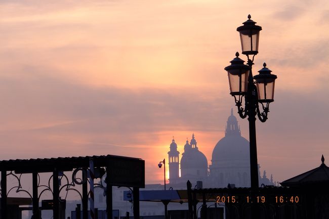 Veneziaは6世紀頃、ロンバルデイア族等北方異民族に追われてラグーナにのがれた難民が、その子孫が何もないところから、陸地すらないところから築き上げた、其処から独特な創造力と政治形態と巧みな外交力によって11世紀になるとアドリア海全域を手中に入れ東西世界の交易で栄え、15世紀にはRome,Firenzeに次いでルネッサンス時代が開花、テイチアーノ、テイントレット、ヴェロネーゼの活躍を見る。世界の芸術、文化、経済の中心として栄えるが18世紀の終わりナポレオン占領でVenezia共和国は崩壊する。こんな1500年の歴史を、人間の営みを、現場で実感する、Veneziaと言わず、イタリアの旅は、1000〜2000年単位で民族の栄枯盛衰を自分の人生と重ねて合わせて体感できることが素晴らしい。