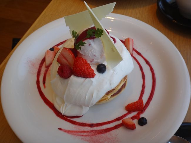 ◆東京・原宿【ICE MONSTER OMOTESANDO】<br /><br />2015年4月29日、台湾で人気No.1の新食感かき氷店【アイスモンスター】が<br />表参道に日本初上陸!<br /><br />アイスモンスターのオープン前の写真を載せましたが、初日に行って来ましたので、<br />アイスモンスター表参道店の整理券や待ち時間情報、メニュー、<br />かき氷の値段、味の感想などのレポートをブログでご紹介。<br /><br />◆東京・原宿【LUKE'S Lobster】表参道店<br /><br />2015年4月28日、ニューヨーク発のロブスターロール専門店 ルークスロブスターが<br />表参道に日本初上陸しました。<br /><br />◆東京・原宿【Guzman y Gomez】ラフォーレ原宿店<br /><br />2015年4月29日、オーストラリア発のファストカジュアルスタイルの<br />メキシカンダイナー GYG(グズマン・ イー・ゴメズ)が日本初上陸しました。<br /><br />◆東京・原宿 『SIX HARAJUKU TERRACE』<br /><br />2015年4月4日、商業施設 シックス ハラジュク テラスがオープンしました。<br /><br />【Aloha Amigo】<br /><br />2015年4月4日、アロハ・アミーゴがオープンしました。<br /><br />【ACAI CAFE】<br /><br />2015年4月4日、サンバゾンのアサイーカフェがオープンしました。<br /><br />【BYRON BAY COFFEE】<br /><br />2015年4月4日、バイロンベイコーヒーがオープンしました。<br /><br />◆東京・広尾【Little Pie Factory】<br /><br />2014年11月7日、焼きたてパイ専門店リトルパイファクトリーが<br />東京・広尾にオープンしました。<br /><br />◆東京・広尾【MILKCOW】<br /><br />2014年11月1日、韓国、中国、インドネシア、マレーシアでも人気の<br />「高品質の素材」及び「健康への配慮」にこだわったソフトクリーム専門店<br />ミルクカウが東京・広尾にオープンしました。<br /><br />2015年4月29日、ミルクカウ ラフォーレ原宿店がオープンしました。<br /><br />◆東京・広尾【MAX BRENNER CHOCOLATE BAR】広尾プラザ店<br /><br />2014年12月13日、表参道ヒルズ店、東京ソラマチ店に続く国内3店舗目として<br />イスラエル発のチョコレートバー【マックスブレナーチョコレートバー広尾プラザ店】が<br />東京・広尾にオープンしました。<br /><br />◆東京・広尾【AND THE FRIET】<br /><br />2013年12月2日、フレンチフライ専門店アンド・ザ・フリットがオープン。<br />以前、ブログに載せましたが、まだ行列ができています。<br /><br />2015年4月29日、アンド・ザ・フリット ラフォーレ原宿店がオープンしました。<br /><br />◆東京・六本木『六本木ヒルズ』<br /><br />2015年4月29日(水・祝)〜6月28日(日)の期間中、六本木ヒルズ展望台<br />東京シティビュー内スカイギャラリー(森タワー 52F)では、<br />映画史に名を刻む作品「スター・ウォーズ」の展覧会を開催。<br /><br />◆東京・六本木【Betjeman & Barton】<br /><br />2015年4月10日、日本初のサロン ド テ ベッジュマン&バートンが<br />オープンしました。<br /><br />今はまっているコールドプレスジュース特集!<br /><br />◆東京・六本木【ELLE cafe】<br /><br />エルカフェでも、コールドプレスジュースを販売。<br /><br />◆東京・新宿【hanafru】新宿マルイ本館1F<br /><br />2014年12月19日、ハナフルがオープンしました。<br /><br />◆東京・渋谷【Sky High】<br /><br />コールドプレスジュースの火付け役ともいうべきスカイハイ ジュースバー青山店。<br /><br />パンケーキ店も載せてます。<br /><br />◆東京・渋谷【CAFE CUCINA & COMPANY】<br /><br />カフェ クッチーナ&カンパニーのパンケーキ。本ブログのトップの写真。<br /><br />◆東京・乃木坂【ウエスト 青山ガーデン】<br /><br />テラス席で頂く王道のホットケーキの味は・・・?<br /><br />◆東京・原宿【MangoChaCha】原宿店<br /><br />2014年4月12日、東京・原宿に日本1号店として台湾で大人気のマンゴースイーツ専門店<br />マンゴーチャチャ原宿店がオープンしました。<br />2015年4月25日、東京・有楽町にマンゴーチャチャ有楽町イトシア店(日本2号店)もオープン。<br /><br />◆東京・下北沢【red mango】下北沢店<br /><br />2014年11月29日、国内1号店としてアメリカNo.1のフローズンヨーグルト専門店<br />【レッドマンゴー】がオープンしました。
