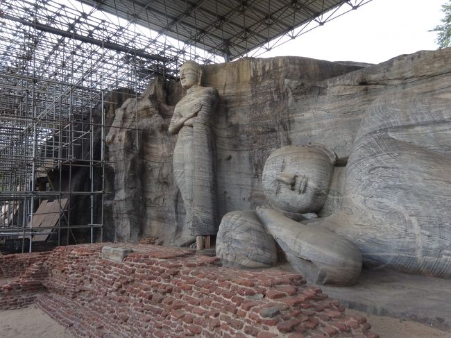 「ガル・ヴィハーラ」は「古都ポロンナルワ」にある「１２世紀」に造られた「座仏像」「立像」「涅槃仏」の「大傑作の３石像」がある「仏教遺跡」です。<br /><br />「古都ポロンナルワ」は「中世（１０１７年〜１２５５年）」の「シンハラ王朝（スリランカ）の首都」で「１９８２年」に「世界遺産」に登録されています。<br /><br />写真は「修復中の壁龕内の仏像（奥）」「立像（中）」「涅槃仏（手前）」です。