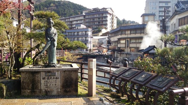 この度、地区の慰安旅行で湯村温泉に行ってまいりました。<br /><br />この湯村温泉は昭和５６年に「放送されました「夢千代日記」の舞台となり<br />全国的に有名になりました。又、毎分４７０リットルもの湧出する素晴らしい温泉地で、９８℃の高温の湯は「荒湯」と呼ばれ荒湯源泉の傍らで卵を茹でる光景は温泉ならではの情景ですね。<br /><br />と言う事で、チャーターバスに乗車してさー！湯村温泉に向けて出発！<br />と言ってもこの日は、あいにくの雨(&gt;_&lt;)<br />旅行の雨は久しぶりです。<br /><br />途中、昼ごはんは但馬牛焼肉の「竹田屋」<br />昼から焼肉はちょっと堪えましたが<br />でも美味しかったから良しとしましょう！<br /><br />さらにバスを走らせ豊岡市出石町に<br />立ち寄ることに。<br />出石町と言えば「そば」ですよね<br />それと出石城かな<br /><br />焼肉食べたばかりだったのですが<br />せっかく来たのだからと言う事で<br />「出石皿そば」を注文しました。<br /><br />この後、出石城跡や辰鼓楼等を散策し、<br />出石をあとにしました。<br /><br />４時頃、湯村温泉に到着<br />今宵の宿は「佳泉郷　井づつや」さんです。<br />６時から宴会なんで、早速お風呂に入泉することにしました。<br />良いお風呂でした！<br /><br />ここの温泉のご説明は後程いたします。<br /><br />風呂上りのビール、最高ですね！<br />五郎六腑に浸みわたります。<br /><br />さー！待ちに待った夕食食事タイム！<br />このホテルの料理長は<br />皆さんもご存知なように「料理の鉄人」に出演され<br />2009年1月放送にて陳健一氏と互角に戦わわれたそうです。<br /><br />約２時間の食事のあと<br />さらに温泉へ！<br /><br />この後、のんびりさせていただき<br />就寝しました。<br /><br />おやすみなさい(-_-)zzz<br /><br /><br /><br />