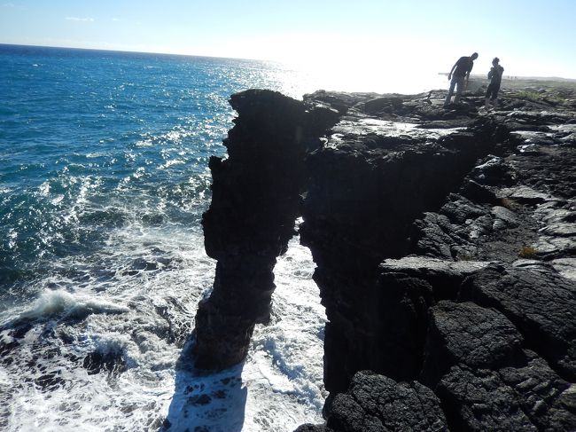 12月のハワイ旅行。ワイキキのホテルに滞在して、日帰りのハワイ島観光に行って来た。<br />溶岩台地を歩き、ボルケーノまで見て来ようという半日の強行スケジュールであるが、出発が午前10時とゆっくりで、夜の10時過ぎに帰着するという日程は、体力的に負担となるほどでもなかった。<br />そもそもに今回の旅行でハワイ島へ行ってみようと思ったのは、2014年の夏に起こったキラウエア火山の溶岩噴出で、麓の街にまで被害が及んでいるというニュースを見たからだった。周囲からの過剰な心配もあったが、ハワイ島観光局から入手した情報では、一般観光ルートに問題は無いという事だったので、個人的には不安は無かった。<br />日本のニュース報道も大げさだが、ハワイ島はハワイ諸島の中でビッグアイランドと呼ばれるほどに広大な島なのである。危険地域には入らないまでも、キラウエア火山のボルケーノは日常的に燃えている。<br />今回のツアーはお天気にも恵まれて、素晴らしいハワイ島の自然に触れることができた一日であった。