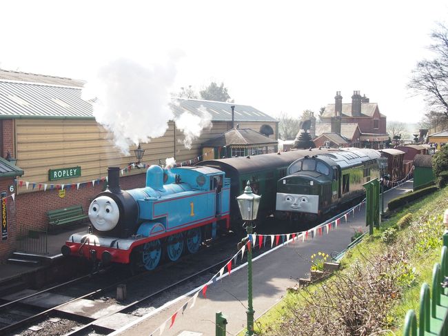 イギリスではDAY OUT WITH THOMASというイベントの元、様々な場所で本物の機関車トーマスと仲間たちが走っています。<br />そのうち、ロンドンから１時間強で行けるロンドン郊外のウォータークレス線にトーマスたちがやって来るのは毎年4月と8月の数日間だけ。<br /><br />今回はその4月(イースター休みあたり)のイベントを目指して、子連れでロンドンへ行ってきました！<br />それでは、とーってもリアルなトーマスの世界へどうぞ♪