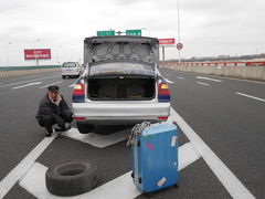 出張上海、空港からのタクシー、高速道路でパンク。タイヤ交換する。