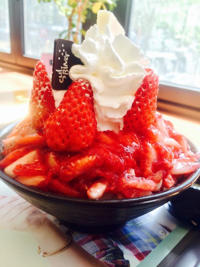 皆さんのブログで良く見る<br />BEANS BINS COFFEEの<br />春まで限定のストロベリーワッフルを<br />食べてみたいと思いソウルへ<br /><br />この時期ソウルはあちこち「苺」なのですね♪<br />楽しいー!<br />