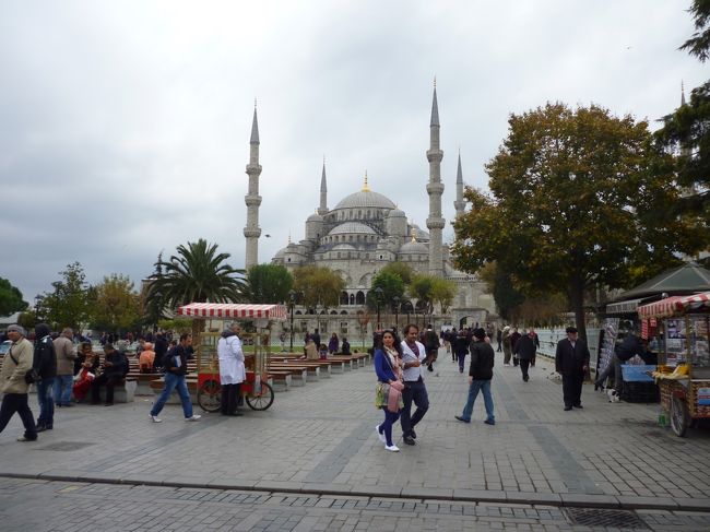 　２度目の海外パックツア−に参加しました。<br />内容：Ｈ旅行社の、10日間のトルコ世界遺産紀行。旅費約154000円(一人用30000円含)。（２）は、　パムッカレ、エフェソス、エイドレミット、トロイ、イスタンブ-ルを観光してきました。<br /><br />今回のツア−の感想は、<br />１．トルコは、長時間かけて一周するか、数カ所をゆっくり回りたい。<br />２．うわさ通り、親日を実感。<br />３．世界三大料理と言われていいますが、ツア−ではその実力は体感できなかった。<br />４．「見て・食べて・寝て」だけでは、ただ「見てきた」だけ。少し自由があるツア−か、少しだけ現地になじむチャレンジを。<br />　以上が、ツア−の体験でした<br /><br />総合的に、個人旅行と比べ(個人的ですが)<br />　メリットとして<br />１．航空券、ホテル、観光などがセットになっていて、送迎、添乗員・現地案内人などサ−ビスが手厚く、安心。<br />２．各種手続きはやってもらえるか、説明・アドバイスがある。<br />３．二人で参加の場合は、旅費が格安<br />４．現地での対応が楽<br />　デッメリットとして<br />１．色々な面で、自由度がない<br />２．オプションが割高<br />　それ以外として<br />１．添乗員・ツア−メンバ−により満足度は異なる<br />２．一人参加の場合は、旅費はさほど格安にはならない<br /><br />　以上が、海外パックツア−に参加しての実感でした。なお、初めての海外旅行の場合は、やはりパックツア−がお薦めです。<br /><br />