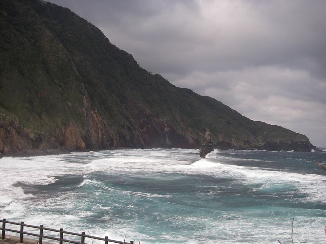 今年も伊豆大島復興応援の割引に乗っかってのお出かけです。<br />一番の目的は昨年雪で登れなかった三原山と裏砂漠に行くこと。<br />なのに…<br /><br />早いうちにぜひもう一度行きたい。<br /><br /><br />行きはＡＮＡ<br />帰りは東海汽船の高速ジェット船<br />一泊二日の旅です