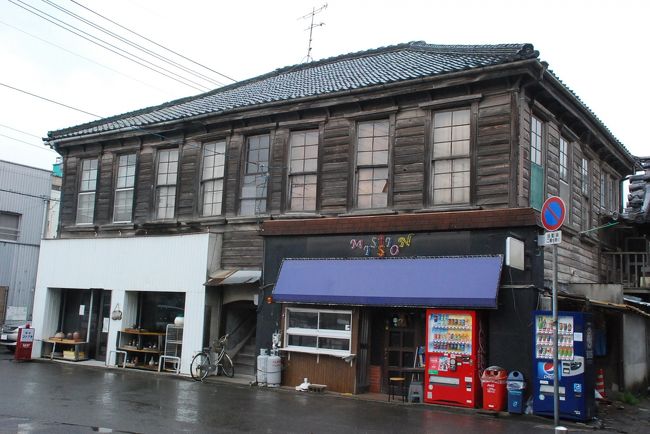 四国の予讃線と土讃線が分岐する多度津駅から善通寺駅へ向かいます。<br /><br />善通寺は弘法大師生誕の地であり、明治31年に旧陸軍第11師団が創設され、乃木将軍が初代師団長だったところです。<br />現在は陸上自衛隊の駐屯地となり、市内には明治・大正・昭和の近代化遺産が数多く残されています。<br /><br />では、善通寺市内の街歩きをします。<br />