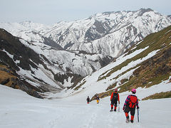 春山シーズン到来　残雪の谷川岳へ