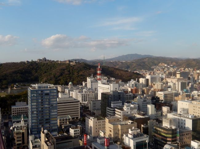 松山っていいなぁ〜♪　海も山も近くて、それでいて適度に都会<br /><br />◎　市街地をぐるりと取り囲むように路面電車が走っていて、<br />　　この可愛い路面電車も味がある。<br /><br />◎　観光客にとっても路面電車が便利な存在<br /><br />◎　市内にもたくさん温泉があり、道後の湯を楽しめる。<br /><br />◎　果物が豊富で美味しい。<br /><br />◎　海・山の幸が美味しい<br /><br />◎　市内〜空港が超近くて感激<br /><br />◎　自転車に優しい町<br /><br />