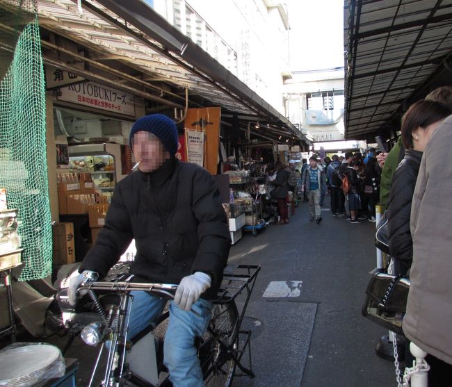 その日、東京に所用がありました。<br />どちらかというと千葉の方に。<br /><br />用事は昼過ぎからだったので、用事に合わせてのんびり東京入りすることもできました。<br /><br />しかし、用事よりもずっと早く東京に入って観光をしてから用事に向かおうと考えました。<br /><br />築地市場にはいつか行きたい、一度は行ってみたいと思いながら、なかなか行くことができませんでした。<br /><br />この度ようやく念願の築地散策ができました。