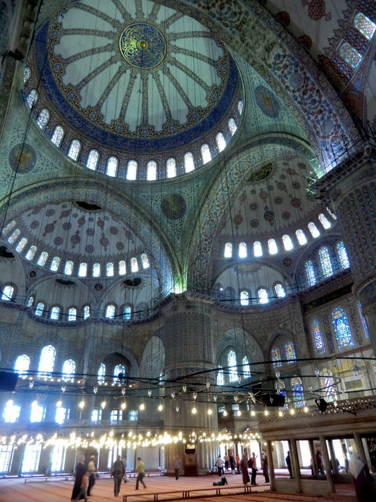 ヨルダンの旅を終え、いよいよトルコのイスタンブールにやって来ました。イスタンブールは3度目。<br />とはいえ何度訪れても興味が尽きない魅力的な街・イスタンブール。<br />この街には楽しい思い出ばかり。<br />さて、今回はどんな旅になるでしょうか。<br /><br />旅行日程<br />□5月19日　成田ーイスタンブールーアンマン　　トルコ航空TK51<br />　ル・ロイヤル・ホテル泊<br />□5月20日　専用車でアンマンーワディ・ラムーぺトラ　<br />　ムーヴェンピック・ぺトラ泊<br />□5月21日　ぺトラ遺跡、エド・ディルまで登って体力(脚力）の限界に至る<br />　ムーヴェンピック・ぺトラ泊<br />□5月22日　ぺトラ遺跡、シーク、エル・ハズネ、王家の墓<br />　午後、タクシーで死海に移動　　　　<br />　死海マリオット泊<br />□5月23日　死海でリゾート　　隣のムーヴェンピック・ホテルに入り浸り　<br />　死海・マリオット泊<br />□5月24日　死海からタクシーでアンマンへ　　　　<br />　ケンピンスキー泊<br />□5月25日　早朝便でアンマンよりトルコ・イスタンブールへ<br />　アレン・スイーツ泊<br />■5月26日　ブルー・モスク、ボスフォラス・クルーズ、トプカプ宮殿<br />　ドネル・ケバブ、サバサンド。息子から緊急電話伝言。汗　　　　　<br />　アレン・スイーツ泊<br />□5月27日　アヤソフィアに行くも長蛇の行列で諦め。<br />　リッツ・カールトン・イスタンブール泊<br />□5月28日　アタチュルク国際空港、ラウンジへ。5:10p.m.帰国便へ。<br />□5月29日　午前10時25分、成田空港着。<br /><br /><br />遺跡、砂漠、死海、魅惑のヨルダン＆エキゾチックなイスタンブールの旅♪　<br />vol. 1 トルコ航空　成田～イスタンブール～アンマン、ビジネスクラス搭乗記<br />http://4travel.jp/travelogue/10892867<br /><br />vol. 2 アラビアのロレンスを想い、赤い砂漠・ワディ・ラムを疾走！<br />http://4travel.jp/travelogue/10894248<br /><br />vol. 3 薔薇色の古代都市を歩く<br />http://4travel.jp/travelogue/10897372<br /><br />vol. 4 ペトラを後に、死海リゾートへ<br />http://4travel.jp/travelogue/10904889<br /><br />vol. 5 死海リゾートを楽しむぞ♪　でも、死海でぷかぷかも楽じゃない<br />http://4travel.jp/travelogue/10910440<br /><br />vol. 6 お別れの日がやって来た。死海からアンマンへ。<br />http://4travel.jp/travelogue/10934518<br /><br />vol. 7 いきなり洗礼２連発、イスタンブール旅の始まり<br />http://4travel.jp/travelogue/10934608