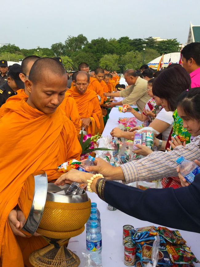 タイ正月（ソンクラーン）の元旦早朝、王宮前広場で合同托鉢式典が開催されると聞いたので、早起きして参加してみた。<br /><br />バンコク都庁主催の本式典では都内各地から集まった189人の僧侶に対して、お役人、企業の代表者、そして一般市民が合同で托鉢に応じるというもの。<br /><br />托鉢（タイ語だとタックバートと言う）とは出家した僧侶が早朝、民家を巡回して食糧など生活に必要な品を乞う行為で、早起きすればそこら中の街角で見かけることができる。信者はそれに応じることにより功徳を積むことができるとされている。<br /><br />通常、托鉢は個人で行う行為で今回のように集団で行われることはタイでは珍しい。それだけに、ぜひとも参加したいと思ったのだった。 