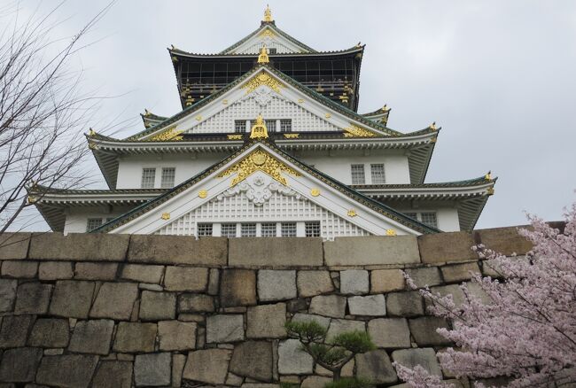 大阪にある日本百名城の一つ、大阪城の紹介です。『太閤さんのお城』の愛称を持つ城です。現在見ることができる天守閣は、外にエレベーターが付いています。