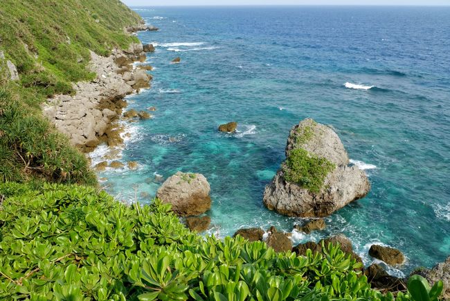 0906伊良部大橋へ．まだ天候が薄曇りなので海がきれいに見えるだろう．まず牧山展望台へ．昨日のリベンジ．この際は少し曇ってきていてあまり美しくはなかったが昨日よりましだ．ヤマトブー岩と大橋が逆光だが美しい．<br />0944サバウツガー　サバ沖井戸だ．昔の人は海辺まで水を取りに行っていた．このあたりはここしか水源がなく，100段以上の階段を女性が一日数回水を運んでいたと．池間島から見るとサメの口に似ている地形だったとのこと．塩分も少し入っていたのではと思う．．しかし海がきれい！最高だね！ここでは天気が良くなったのが奏功した．<br />1001最後の訪問地．ヤマトブー大岩．これもすごい．断崖でなく岩であるのが何とも．<br />今日は1100に宮古島の反対側の保良泉ビーチにつかなければならない．「カヤックで行く鍾乳洞探検隊」ツアーに申し込んでいるからだ．旅を急ぐ