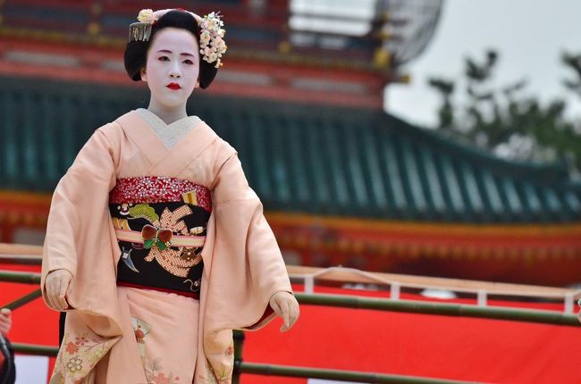 毎年、4月15日 平安神宮で例祭が行われます。<br /><br />平安神宮の年中行事の中でもっとも重要な祭儀。<br />天皇陛下からの幣帛を唐櫃に納めた勅使が参向になり、<br />500人に上る市民や崇拝者が参列する。<br />また、巫女による「平安の舞」などによって祭神の神霊を慰める。<br /><br />4月16日 翌日祭の神賑行事は、<br />大極殿前の特設舞台で、<br />神楽舞、舞楽、花街の舞踊などが華やかに上演される。<br />額殿では献花展も開かれている。<br /><br />例祭奉祝神賑行事として、<br />時 間 正 午〜午後3時頃<br />場 所 大極殿下特設舞台(参観自由)<br /> 例祭を奉祝して花街による歌舞や御神楽、<br /> 箏曲などが賑々しく奉納されます。<br /><br /> 包丁式 古式四條流包丁道家元<br /> 歌 舞 宮川町歌舞会・祇園甲部歌舞会<br /> 先斗町歌舞会・祇園東お茶屋組合<br /> 御神楽 笠井社中<br /> 箏 曲 東登美子社中<br /> 舞 花柳芳麿社中<br /> 太 鼓 茜流むらさき太鼓 西村史郎社中<br /> 舞 楽 平安神宮雅楽会<br /><br />大極殿前の特設舞台で、プログラム<br />→「宮川町」の舞妓さんによる舞から<br />→「古式四條流包丁道家元」による包丁式→「今様」<br />→「祇園甲部」の舞妓さんによる舞→「御神楽」<br />→「先斗町」の舞妓さんによる舞→「筝曲」<br />→「太鼓」→「祇園東」の舞妓さんによる舞<br /><br />を見終えてから、時間の都合で帰りました。