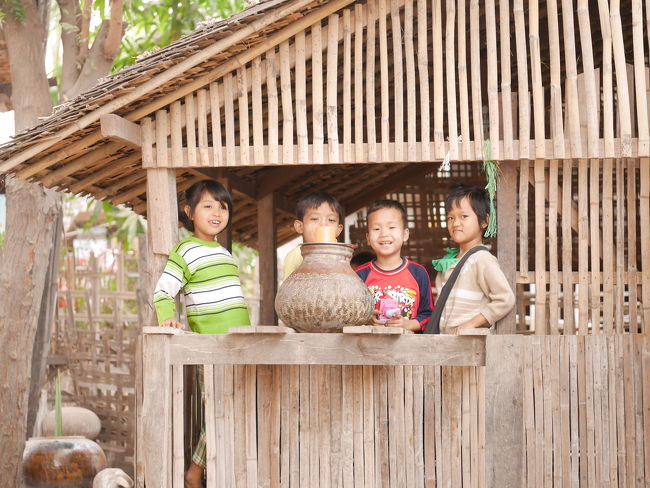 マンダレーの近く、ミングォンの子どもたちの笑顔。