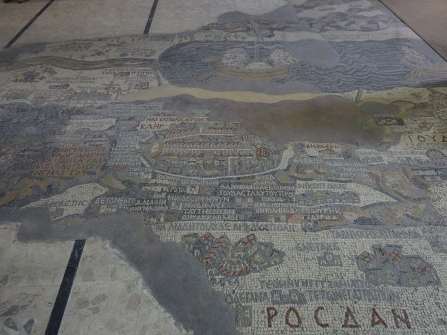 「マダバ」に位置する「聖ジョージ教会」は「床のモザイク部分」に「マダバ地図」を擁する「初期ビザンティン教会」です。<br /><br />「マダバ地図」とは「６世紀」に製作された「エルサレム」の描写を含んでいる「残存する最も古い地図」です。