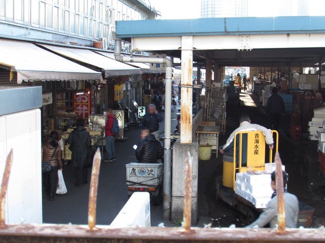 一度は行ってみたいと思っていた東京の築地市場は今年で閉場すると聞き、予定を組んで初めての築地観光に出かけてきました。<br /><br />朝の早い市場に行く為、午前零時に静岡駅を出発する日本一短い距離を走る夜行バスで東京に行きました。<br /><br />メトロの一日乗車券（600円）を買い、築地駅までやってきました。<br /><br />---------------------------<br /><br />静岡駅から高速バスに乗って築地に至るまでの記事はこちらです。<br /><br />高速バスで行く、東京・築地（1）<br />http://4travel.jp/travelogue/11002075