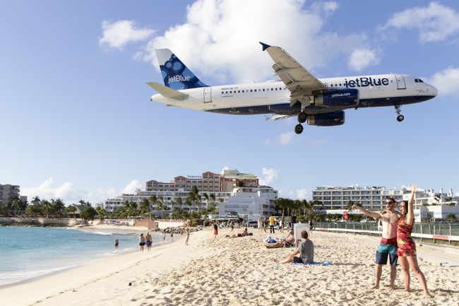 色々とマニアには聖地がありますが、航空機（旅客派）の聖地のひとつ（どんだけ有るんだ？）に上がられるのが、カリブ海に浮かぶセントマーチン島にある、プリンスジュリアナ空港(SXM)です。<br /><br />世界で危険な空港の一つに数えられている空港です。<br />まあ、なぜかと言う事はWikiを参照して貰えれば判るので説明は省きますが、多くの航空機ファンが訪れているのです。<br /><br />4travelではダイジェスト編として掲載しています。<br />本編はこちらからご覧頂けます。<br />http://blog.travair.jp/?p=9735<br />