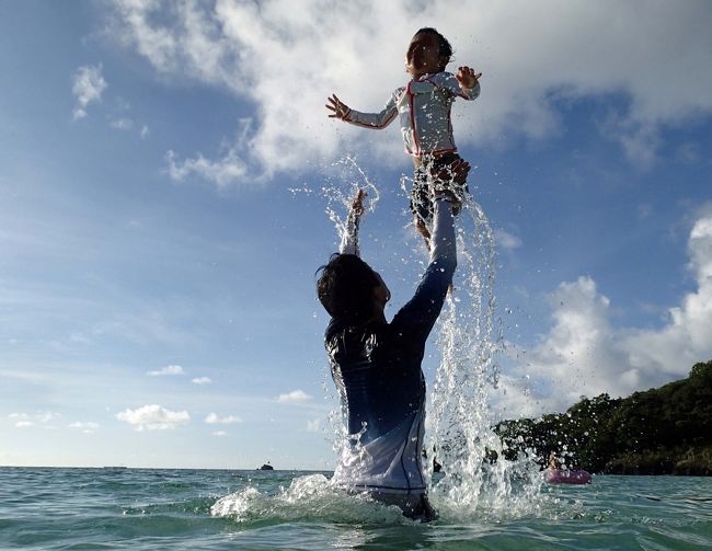 最近はやりの絶景本で、クラゲだらけの湖を発見。<br />どうしても実物が見てみたくなり、私、旦那、３歳の息子の3人で、パラオに行って来ました。<br />子連れで初めての海外旅行。<br />行く前は不安もありましたが、<br />行ってみたら案外大丈夫で、楽しい旅行になりました。<br />この旅行記は子どもの話が多いです。<br /><br />～旅の概要～<br /><br />1日目:終日移動<br />2日目:ロックアイランドツアー<br />3日目:ドルフィンズパシフィック、セスナ機遊覧飛行<br />4日目:首都見学とジャングル川下り、PPRのビーチ<br />5日目:午前中に帰国<br /><br />この旅行記は4・5日目です。<br /><br /><br />1・2日目↓<br />http://i.4travel.jp/travelogue/show/11000908<br /><br />3日目↓<br />http://i.4travel.jp/travelogue/show/11001743