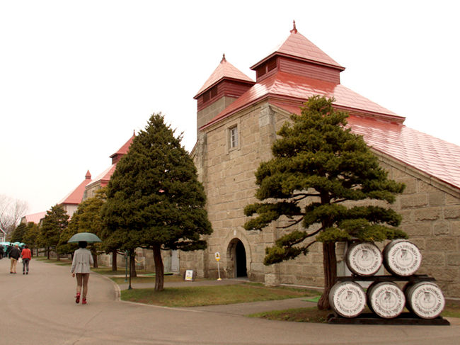 桜前線が北海道に到達した４月１９日、本格的な春の到来間近の北海道に行ってきました。<br />今回の旅のメインは『ＮＨＫ朝の連続テレビ小説「マッサン」の舞台「ニッカ余市蒸留所」の工場見学』と、『世界各国のＶＩＰをもてなした「ザ・ウィンザーホテル洞爺」に泊まる』こと。<br />あこがれの彼の地にて楽しい一時を過ごしました。<br />２日目　ニッカウイスキー余市蒸留所を見学した後、小樽に移動して昼食と観光、その後、新富良野プリンスホテルに向かいます。　<br />写真はニッカ余市蒸留所のキルン棟<br />