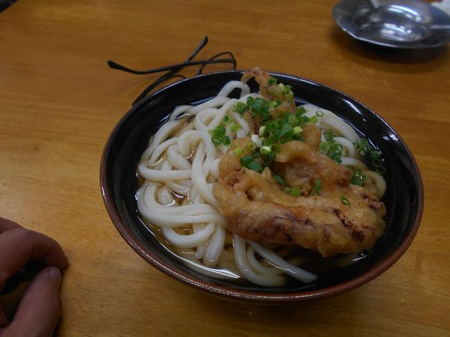 弾丸海外の旅とか、マニアックな国内の旅を好む私ですが、<br /><br />たまには「ベタ」(関西芸人がいうところの定番中の定番の意)<br /><br />な郷土料理を食することがあります。<br /><br />今回は、香川県の「讃岐うどん」をご紹介します。<br /><br />岡山に仕事のついでに立ち寄ってみました。<br /><br /><br />★「ベタ」な郷土料理シリーズ<br /><br />あんこう鍋(茨城)<br />http://4travel.jp/traveler/satorumo/album/10435999/<br />白石温麺（宮城)<br />http://4travel.jp/traveler/satorumo/album/10530961/<br />ほっきめし(宮城)<br />http://4travel.jp/travelogue/10865730<br />深川丼(東京)<br />http://4travel.jp/travelogue/10876845<br />江戸蕎麦(東京)<br />http://4travel.jp/travelogue/10879052<br />お好み焼き(大阪)<br />http://4travel.jp/travelogue/10883258<br />どぜう鍋（東京）<br />http://4travel.jp/travelogue/10902556<br />へぎそば(新潟)<br />http://4travel.jp/travelogue/10912408<br />牛鍋(神奈川)<br />http://4travel.jp/travelogue/10913116<br />品川めし(東京)<br />http://4travel.jp/travelogue/10919410<br />柳川鍋(東京)<br />http://4travel.jp/travelogue/10929908<br />稲庭うどん（秋田）<br />http://4travel.jp/travelogue/10940200<br />耳うどん＆大根そば(栃木)<br />http://4travel.jp/travelogue/10964395<br />ザンギ(北海道)<br />http://4travel.jp/travelogue/10982097<br />ます寿司(富山)<br />http://4travel.jp/travelogue/10983305<br />おやき(長野)<br />http://4travel.jp/travelogue/10986494<br />昆布締め(富山)<br />http://4travel.jp/travelogue/10990518<br />きりたんぽ(秋田)<br />http://4travel.jp/travelogue/10993870<br />皿そば（出石そば）（兵庫）<br />http://4travel.jp/travelogue/10996715<br />越前おろしそば（福井）<br />http://4travel.jp/travelogue/10997975<br />伊勢うどん＆さんま寿司＆赤福（三重）<br />http://4travel.jp/travelogue/11000289<br />讃岐うどん(香川)<br />http://4travel.jp/travelogue/11003802<br />はっと汁(岩手)<br />http://4travel.jp/travelogue/11010125<br />ラフテー＆沖縄そば＆ミミガー＆ソーキ＆ジューシー<br />＆ジーマーミー豆腐＆海ぶどう　(沖縄)<br />http://4travel.jp/travelogue/11013318<br />ポーク玉子＆中身汁＆てびち汁（沖縄)<br />http://4travel.jp/travelogue/11015587<br />味噌煮込みうどん＆名古屋コーチン　(愛知)<br />http://4travel.jp/travelogue/11017241<br />桜えび＆麦とろろ＆黒はんぺん(静岡)<br />http://4travel.jp/travelogue/11020078<br />江戸前天ぷら(東京)<br />http://4travel.jp/travelogue/11022286<br />はりはり鍋＆ガッチョのから揚げ（大阪）<br />http://4travel.jp/travelogue/11022971<br />なめろう＆さんが焼き　(千葉)<br />http://4travel.jp/travelogue/11023712<br />メヒカリのから揚げ　(茨城)<br />http://4travel.jp/travelogue/11025248<br />猪鍋　(神奈川)<br />http://4travel.jp/travelogue/11027664<br />ハマグリ料理 (三重)<br />http://4travel.jp/travelogue/11028313<br />おっきりこみ＆ひもかわうどん （群馬)<br />http://4travel.jp/travelogue/11029709<br />下仁田こんにゃく＆上州ねぎ＆峠の釜めし（群馬）<br />http://4travel.jp/travelogue/11038703<br />けの汁＆貝焼き味噌＆じゃっぱ汁（青森）<br />http://4travel.jp/travelogue/11039206<br />ちゃんこ鍋（東京）<br />http://4travel.jp/travelogue/11040252<br />宇和島鯛めし＆鯛そうめん＆ふくめん＆今治せんざんき＆ジャコカツ（愛媛）<br />http://4travel.jp/travelogue/11040929<br />さつま汁＆じゃこ天　(愛媛)<br />http://4travel.jp/travelogue/11042773<br />鰹のタタキ＆鯨料理＆うつぼ料理＆どろめ　(高知)<br />http://4travel.jp/travelogue/11044152<br />ぼうぜの姿寿司（徳島）<br />http://4travel.jp/travelogue/11046138<br />水炊き＆おきゅうと＆もつ鍋＆がめ煮(福岡)<br />http://4travel.jp/travelogue/11049102<br />馬刺し＆一文字ぐるぐる＆高菜めし　(熊本)<br />http://4travel.jp/travelogue/11050921<br />きびなごの刺身＆豚骨＆薩摩揚げ＆地鶏刺身＆鶏飯＆かるかん(鹿児島)<br />http://4travel.jp/travelogue/11051631<br />りょうきゅう＆とり天＆だんご汁＆やせうま(大分)<br />http://4travel.jp/travelogue/11053103<br />信州そば(長野)<br />http://4travel.jp/travelogue/11055531<br />たら汁＆ホタルイカの酢味噌和え＆ぶり大根＆白海老料理(富山)<br />http://4travel.jp/travelogue/11057321<br />にゅうめん＆柿の葉寿司＆葛切り（奈良）<br />http://4travel.jp/travelogue/11066284<br />ちんこだんご＆あくまき(鹿児島)<br />http://4travel.jp/travelogue/11067346<br />卓袱料理＆カステラ＆小浜ちゃんぽん（長崎）<br />http://4travel.jp/travelogue/11067934<br />イカソーメン＆三平汁＆魚卵料理＆エビ料理＆じゃがバター＆ちゃんちゃん焼き(北海道)<br />http://4travel.jp/travelogue/11071058<br />馬刺し＆いなごの佃煮＆野沢菜天ぷら＆信州そば＆鯉料理(長野)<br />http://4travel.jp/travelogue/11075357<br />ゆば料理(栃木)<br />http://4travel.jp/travelogue/11075920<br />なまず料理(埼玉)<br />http://4travel.jp/travelogue/11078971<br />山賊焼（長野)<br />http://4travel.jp/travelogue/11077673<br />牛タン＆笹かまぼこ＆カキ料理＆ホヤ塩辛＆はらこ飯＆おくずかけ<br />＆定規山の三角揚げ(宮城)<br />http://4travel.jp/travelogue/11084463<br />江戸前寿司(東京)<br />http://4travel.jp/travelogue/11091628<br />島寿司＆アシタバ料理(東京)<br />http://4travel.jp/travelogue/11092499<br />ツブ貝＆カニ料理＆エビ料理＆魚卵料理＆貝料理＆かにめし＆いかめし<br />＆鱈料理(北海道)　<br />http://4travel.jp/travelogue/11095203<br />水沢うどん（群馬)<br />http://4travel.jp/travelogue/11097723<br />きしめん(愛知)<br />http://4travel.jp/travelogue/11099439<br />朴葉味噌＆朴葉寿司(岐阜)<br />http://4travel.jp/travelogue/11101273<br />氷見うどん＆白海老料理＆治部煮(富山＆石川）<br />http://4travel.jp/travelogue/11102830<br />かにめし＆鯖寿司＆羽二重餅(福井)<br />http://4travel.jp/travelogue/11103407<br />いぶりがっこ＆だまこもち＆きりたんぽ＆じゅんさい＆ハタハタ寿司<br />＆とんぶり(秋田)<br />http://4travel.jp/travelogue/11109824<br />ジンギスカン＆鮭飯寿司＆昆布巻き＆鮭切り込み＆ルイベ＆真たちポン酢<br />＆バターコーン＆いももち（北海道)<br />http://4travel.jp/travelogue/11110647<br />タコしゃぶ＆鮭とば＆石狩鍋＆イカの沖漬け＆めふん＆カスベの煮付け(北海道)<br />http://4travel.jp/travelogue/11111030<br />室蘭やきとり＆松前漬け＆三升漬け＆山ワサビ(北海道)<br />http://4travel.jp/travelogue/11111663<br />はかりめ丼(千葉)<br />http://4travel.jp/travelogue/11113231<br />なんこ鍋(北海道)<br />http://4travel.jp/travelogue/11120902<br />ゴッコ汁＆行者にんにく料理(北海道)<br />http://4travel.jp/travelogue/11121645<br />京野菜＆おばんざい＆鰊そば(京都)<br />http://4travel.jp/travelogue/11122066<br />出雲(割子)そば＆しじみ汁(島根)<br />http://4travel.jp/travelogue/11124772<br />小いわし料理＆カキ料理＆あなご料理＆ワニ料理（広島）<br />http://4travel.jp/travelogue/11125420<br />イソギンチャク料理＆ムツゴロウ料理＆クチゾコ料理＆エツ料理(福岡)<br />http://4travel.jp/travelogue/11127603<br />地獄蒸し＆りゅうきゅう＆とり天＆ごまだしうどん＆関サバ＆豊後牛(大分)<br />http://4travel.jp/travelogue/11128781<br />ひつまぶし＆ういろう（愛知）<br />http://4travel.jp/travelogue/11139586<br />加須うどん＆塩あんびん（埼玉）<br />http://4travel.jp/travelogue/11140221<br />鱧料理＆しっぽくうどん＆水無月（京都）<br />http://4travel.jp/travelogue/11148731<br />チャンプルー(豆腐・フー・ゴーヤ・ソーメン)＆イナムドゥチ<br />＆サーターアンダギー＆ヒラヤーチー＆アーサ汁＆沖縄ちゃんぽん(沖縄)<br />http://4travel.jp/travelogue/11151561<br />しょぼろ納豆＆けんちんそば（茨城)<br />http://4travel.jp/travelogue/11153452<br />茶粥＆金山寺味噌＆めはり寿司＆胡麻豆腐(和歌山)<br />http://4travel.jp/travelogue/11154675<br />明石焼き＆たこめし(兵庫)<br />http://4travel.jp/travelogue/11155318<br />馬肉料理＆生姜味噌おでん(青森)<br />http://4travel.jp/travelogue/11155626<br />石焼鍋＆バター餅(秋田)<br />http://4travel.jp/travelogue/11157588<br />鯨料理＆ラムしゃぶ＆鰊そば(北海道)<br />http://4travel.jp/travelogue/11160676<br />焼き鯖そうめん＆しじみ料理＆鮒寿司(滋賀)<br />http://4travel.jp/travelogue/11160700<br />