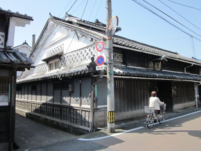 美作の国・津山は鶴山城下として四百年続いた城下町。学生の頃から好きで何度もカメラ片手に訪れました。<br />関西からは手頃な距離感で、ローカル的雰囲気が味わえて、城下町としての格式も備えている素敵な町です。<br /><br />今回は30年ぶりに訪れましたが、鶴山城や衆楽園ではなくて旧出雲街道沿いの城東町並み保存地の町並みをぶらぶら歩きしたくて来ました。<br />ちなみに城西界隈は、町の中心とそれより西側で、主に寺町としての風情が残っているところ。<br /><br />昨今はB級グルメでホルモンうどんで、全国的に名を馳せてますが、ずっと以前から普通に食堂などでは食べられていましたね。<br />ボリュームがあって安くて、庶民の胃袋には優しいグルメなので、昼ご飯にはもってこいでした。<br /><br />また、鉄っちゃんには津山駅の東側に津山まなびの鉄道館が在りますので、一緒に見学も兼ねて訪れてみては如何でしょうか?…、ここの”旧扇型機関車庫”は必見です!。<br /><br />午前は津山ご城下をぶらぶら歩きして、その後は人形峠を越えて因幡の倉吉へ移動します。