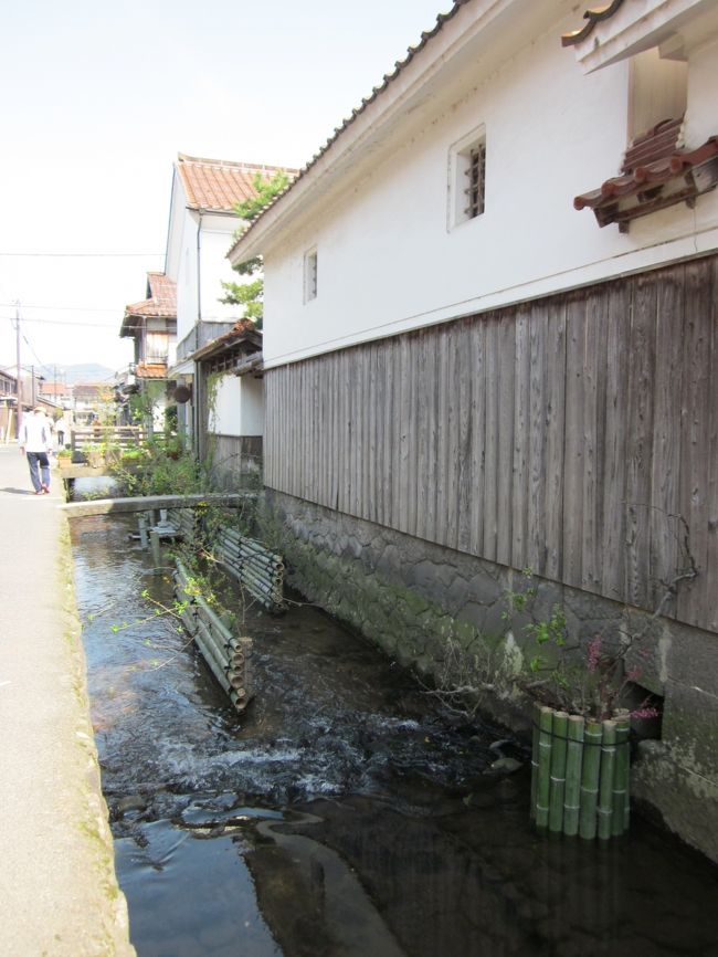 津山から国道１７９号線を奥津温泉から人形峠を越えて鳥取県三朝温泉経由で倉吉へ入りました（今回は立ち寄り温泉は飛ばします）。<br /><br />４年前にも来ました～、倉吉は白壁土蔵の町として有名ですが、それ以上に周辺に良い温泉がいっぱいあって迷ってしまうほどです？…。<br /><br />名実共に有名なのは天然ラジウムの三朝温泉ですが、今回は昨年リニューアルオープンした浜村温泉「魚と屋」を利用します。<br /><br />また、倉吉は食材の宝庫として県内の美味しいものが集積されるところ。<br />特に野菜や加工品などの好い物が安い価格で購入できるのも県央の位置ならではです（鳥取和牛なども鳥取市内より割安です）。<br />だから買い物も含めて一石二鳥が倉吉なのですが?…。<br /><br />では、「打吹玉川重要伝統的建造物群保存地区」へぶらぶら歩き旅を始めます。<br />