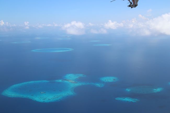 憧れだったモルディブに行ってきました♪<br /><br />白い砂、言葉では言い表せない綺麗な海、どこまでも続く青い空、<br />何もかもが想像以上でした。<br /><br />バア環礁のランダーギラーバル編です。<br /><br />4月12日　　ＵＬ455　成田　−　コロンボ<br />　　　　　 　　ＵＬ109　コロンボ　−　マーレ　　ＦＳクダフラ　<br />4月13日　　　　　　　　　　　　　　　　　 　ＦＳランダーギラーバル<br />4月14日　　　　　　　　　　　　　　　　　　 ＦＳランダーギラーバル<br />4月15日　　　　　　　　　　　　　　　　　　 ＦＳランダーギラーバル<br />4月16日　　　　　　　　　　　　　　　　　　 ＦＳランダーギラーバル<br />4月17日　　ＵＬ104　マーレ　−　コロンボ<br />　　　　　　　 ＵＬ454　コロンボ　−　成田　（翌4月18日着）