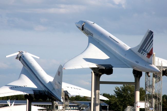 【旅行のテーマ】<br />旅の目的はシンプルに「旅客機に乗る!見る!」<br />急に取れた夏休みは6日間だが、出来るだけたくさんのフライトをしたいと、タイ航空のエアバスA380を利用しバンコク経由でドイツに向かう。<br />目的地はフランクフルトの南部にある、シュパイヤーとジンスハム交通技術博物館。現地滞在2日半という行程だったが、半日のベルリン市内観光も実現し、充実した旅となった。<br /><br />ルートは、成田(NRT)→バンコク(BKK)→フランクフルト(FRA)→ベルリン(TXL)→フランクフルト(FRA)→パリ(CDG)→バンコク(BKK)→成田(NRT)。7日で7フライト、ホテルは3泊、残りは機中泊である。<br /><br /><br />【ルート】<br />1日目(2フライト)<br />成田(NRT)→バンコク(BKK) タイ国際航空A380<br />バンコク(BKK)→フランクフルト(FRA) タイ国際航空A380<br /><br />2日目(2フライト)<br />フランクフルト(FRA)→ベルリン(TXL) フルトハンザドイツ航空A320<br />ベルリン市内観光(約5時間)<br />ベルリン(TXL)→フランクフルト(FRA) フルトハンザドイツ航空A320<br />ICEとドイツ国鉄を乗り継ぎ、フランクフルト南部の都市、シュパイヤーへ<br />(シュパイヤー博物館内のホテルに宿泊)<br /><br />3日目<br />シュパイヤー交通技術博物館を見学<br />見学後、ドイツ国鉄(DB)でジンスハイムに2時間半かけて移動<br />(ジンスハイム博物館隣接のホテルに宿泊)<br /><br />4日目<br />ジンスハイム交通技術博物館を見学<br />見学後、ドイツ国鉄(DB)で2時間かけてフランクフルトに移動<br /><br />5日目<br />フランクフルト(FRA)→パリ(CDG) ルフトハンザドイツ航空A320<br />パリ(CDG)→バンコク(BKK) タイ国際航空A380<br /><br />6日目<br />バンコク(BKK)→東京(成田) タイ国際航空(TG)A380<br /><br />旅行中の食事は機内、ラウンジ、ホテルの朝食など、料金に含まれる(インクルーシブ:タダ飯)を基本とした。<br />旅行中の食事の回数は合計で17回(うちタダ飯は15回)<br /><br />【費用】<br />今回の旅にかかった費用は<br />①航空券をのぞく諸税、サーチャージ 109,720円<br />②ホテル代 66,000円=250ユーロ(3泊)<br />③交通費 18,000円(ドイツ鉄道、バス、タクシー、自宅~空港間など)<br />④博物館入場料 4,500円=34ユーロ (3ヶ所)<br />⑤食費 3,500円(2回) <br />航空券とお土産を除く約198,520円であった。<br /><br />文と写真 RTW2015<br />※トップ画面はジンスハイム交通技術博物館に展示されているコンコルドとツポレフTu-144