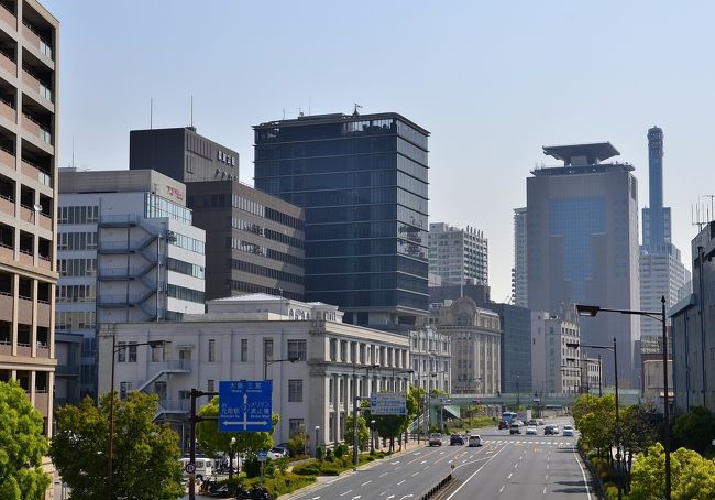 ゴールデンウィークのお楽しみにとっておいた神戸観光ですが、天気も上々でしたので、何もわざわざ混雑のピークに行くこともないと思い直して一足先に出かけることにしました。<br />コースを紹介しますと、海岸通り（近代建築鑑賞）～北野異人館～布引きの滝～相楽園（庭園、他）～兵庫県公館（近代建築、美術鑑賞）とバリエーション豊かな逍遥ルートです。<br />普通なら１日半ほどのコースですが、日帰りで何とかクリアすることができました。今回は、海岸通りのレポです。<br /><br />さわやかな潮風に吹かれながら、現在の神戸の町並み基盤を造ったと称される、旧居留地～海岸通りに並ぶ近代建築を探訪してまいりました。<br />神戸税関前を東西方向に伸びる通りが海岸通り（国道２号）です。名称そのままに海岸線沿いに敷かれた大通りで、かつてはこの道のすぐ傍が波打ち際となっていました。<br />神戸開港時、この海岸通りに面した一角に芽生えた外国人居留地は、やがて神戸の街の中枢へと育ち、大正期には整然と区画割された街区に日本資本による巨大な近代西洋建築が建てられ、一大ビジネス・ホットスポットに発展していきました。<br />海岸通りには現在も多くの戦前に建てられた近代建築が並んでいますが、日本を代表する錚々たる海運会社などのビルが一同に揃っているのは如何にも「ミナト神戸」に相応しい景観と言えます。<br />今回紹介する近代建築群も、国際貿易都市として繁栄した神戸を象徴する歴史の生き証人のひとつであり、神戸の歴史と文化を語る上で欠かせない存在です。近代建築の意匠の変遷をこの目で確かめることができるのは、神戸観光の醍醐味です。しかし、かろうじて戦禍を逃れた近代建築も阪神淡路大震災で２度目の試練を受けました。その中で現実と正面で向き合い、如何に「再発見」して近代遺産として後世に受け継いでいくべきか、近代建築が背負わされた十字架のような悪戦苦闘の軌跡を垣間見ることもできます。技術者や職人たちが思い描いた夢とロマンに浸れるのが近代建築鑑賞の醍醐味です。<br />前口上が長くなりました。それでは海岸通りへご案内いいたしましょう。<br />今回活用させていただいた近代建築マップです。<br />http://www.aij.or.jp/taikai/2014/archimap/