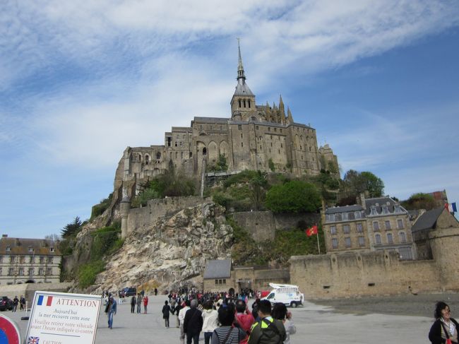 フランス語がまったくできないので、団体旅行に参加しました。オプショナルツアーに参加しまくりました。<br />パリのホテルに四泊してオプショナルツアー四つです。<br />①モン・サン・ミッシエル(ランチ・ディナー付)<br />②ベルサイユ宮殿(ランチ付)<br />③パリ市内観光<br />④セーヌ河ディナークルーズ<br />3月の気候と聞いてそれなりの準備して行きましたが、天候に恵まれすぎて、暑いぐらいで、自由時間はホテルで休んでました。
