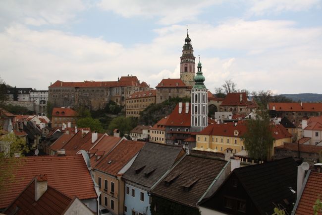 中欧5カ国をを巡る10日間のツアー。2011年4月20日から29日。<br />成田空港からオーストリアのウィーンへ。20日はウィーン泊まり。<br />ハンガリーのブダペスト<br />スロバキアの首都プラスチラヴァ<br />チェコのプラハ<br />と周ってきました。プラハから昨日はドイツに行って来ました。今日はオーストリアのザルツブルグに行きますが、チェコの世界遺産の都市チェスキークロムロフに立ち寄りましたので、その写真を紹介します。