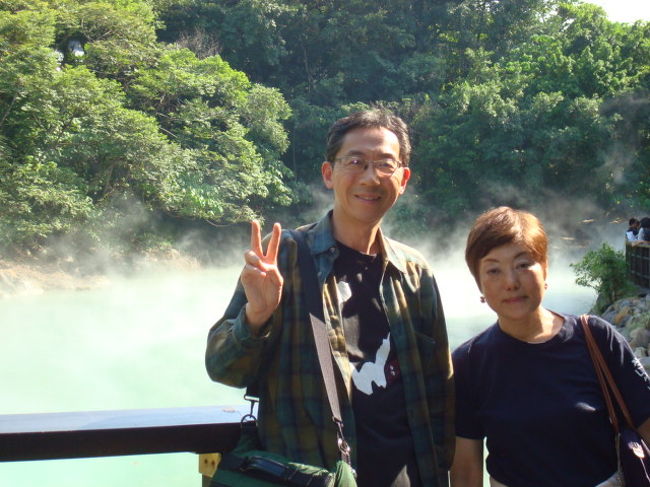 夫婦＋1（妻の友人）で台北に行って来ました。<br />（３年半ぶりの旅行記投稿です。）<br /><br />私は台北が２回目で、前回は「食い倒れツアー」でしたが今回は温泉も楽しみました。<br />（妻達は１日早く台北入りしていて）私は２泊３日でしたが、２泊目の夜に地元温泉会に合流して台湾の温泉を堪能しました。<br /><br />4/24（金）成田⇒桃園；　龍山寺、夕食（胖子小吃）、寧夏夜市<br /><br />4/25（土）散歩＆太極拳、朝食（麺線）、228公園、昼食（明福台菜）新北投温泉、川湯温泉<br /><br />4/26（日）散歩＆太極拳、朝食（豆漿）、中正祈念堂、昼食（點水楼）、Mango Cha Cha、　桃園⇒成田<br /><br />以上<br />