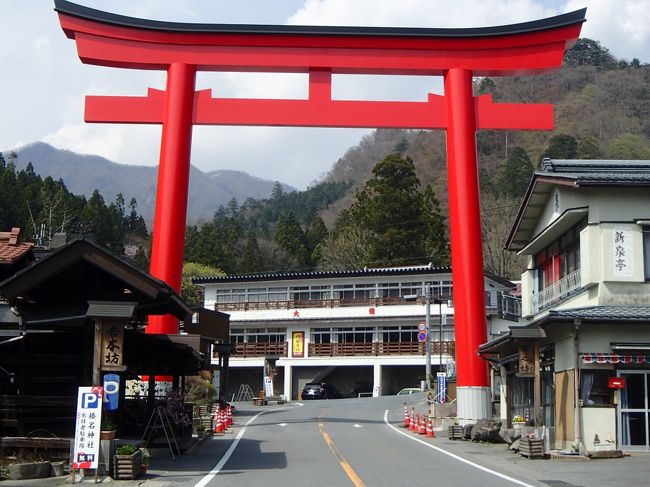 マイブーム（古い？）のパワースポット巡り！<br />榛名神社を訪ねました。<br /><br />まず、カーナビに榛名神社と入力したら、2か所候補がありました・・<br />高崎と沼田。両方とも群馬・・<br />どちらだか、しばし悩み・・・高崎とわかりました。<br />間違える方が多いようで、高崎の榛名神社のコメントが沼田の榛名神社の方に書いてあることもあるようです。<br /><br />火・土・水・山…大自然の神々と、多数の仏尊・自然霊が大集合する神霊磁場だそうです。