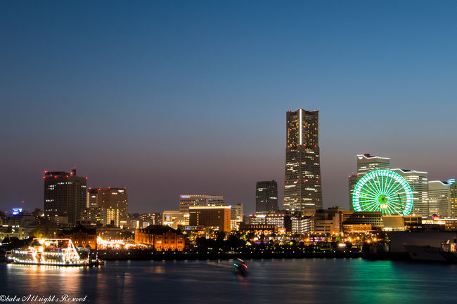 初横浜。<br />普段、自然ばかりを対象にしてきたけれど、目に飛び込んできた初めて見る人工物が新鮮。<br />びっくりするほどの人で最初はなぜ、こんなにも人がいるのだろう?<br />どこから来たのだろうか?と???ばかり。<br />昼食以外、5時間程、気になるものを撮りながら、かなりの距離を歩きました。<br />夕方から、夕焼けに染まるビル群を眺め、最後は大好きな夜景。<br />こんな空間もあるのねぇ〜と実感。<br />みなとみらい、時間のある限り、見て周りました。<br />又、お邪魔したいって思わせてくれた、不思議な世界でした〜!