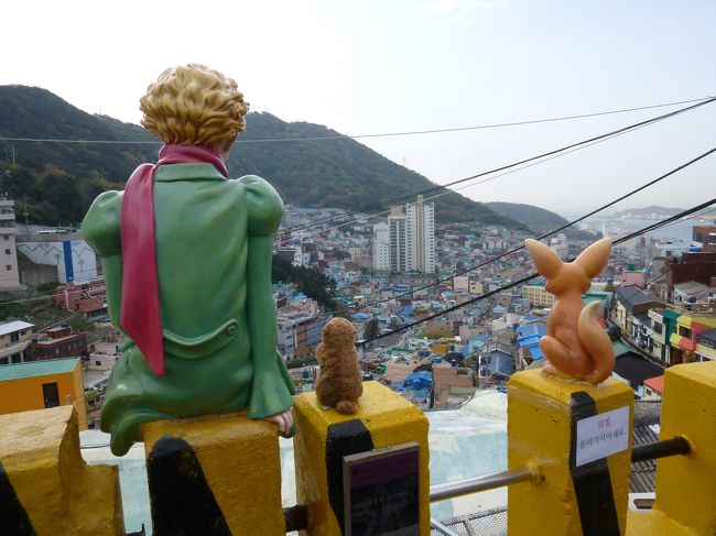 今年初めての韓国旅行。<br />ソウルは何度も行っていますが、釜山は初めて！<br />色々アクシデントはありましたが、楽しい旅行になりました。<br /><br />2日目は地下鉄一日券を購入し、広範囲に動きます。<br />午前中は、<br />・甘川洞文化村<br />・チャガルチ市場<br />・BIFF広場<br />などを散策しました。<br /><br />最終日の天気予報は雨だったので、<br />急遽、甘川洞文化村を2日目に持ってきて正解でした。