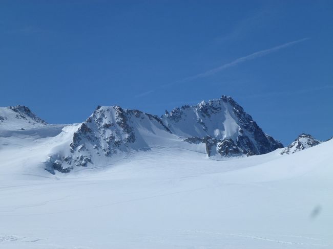 オート･ルート（LA Haute Route：高い道(仏語)）の記録です。<br />5日目に天候が下り坂になり，7日間の工程を中断し，<br />6日目以降はイタリアワインの蔵めぐりに変更となりました。<br />【4日目】”オートルート”の2日目。<br />・アルジェンティエール小屋〜シャルドネの北壁下を滑り〜スペリュ･ドュ･トゥールのコル〜エカンディスマウンテン峠〜シャンペの村まで下り，予約していたタクシーで翌日の出発地点になるブール･サン･ピエールに移動（泊）。<br />【参考】<br />ﾎﾃﾙ ﾅﾎﾟﾚｵﾝ(Hotel Restaurant Bivouac Napoleon):http://www.bivouac.ch/spip.php?article23