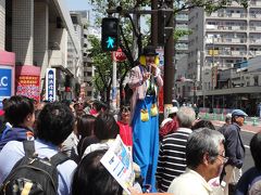 横浜で開催の野毛大道芸を見物