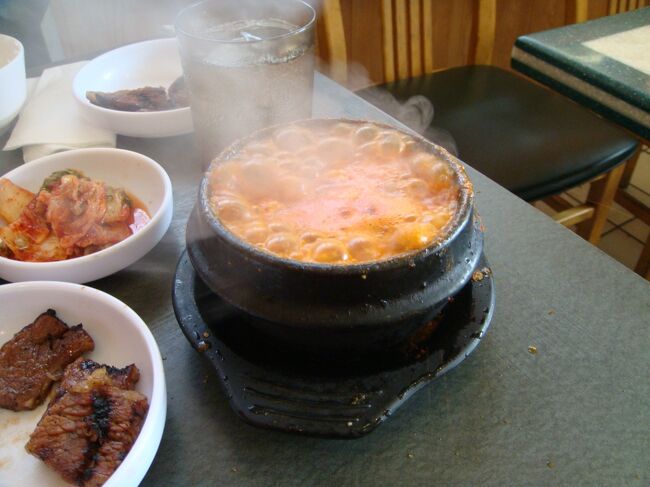 2011年の夏休みに6泊8日でホノルルに行きました。見返すと2014年夏のホノルル旅行とほぼ同じことをしており、デジャブのようです。<br /><br />三日目はショッピングもしますが、何と言っても楽しみなのが、アラモアナショッピングセンターの韓国料理屋さんで食べるランチです！